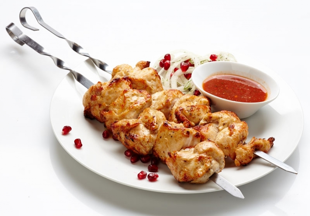 Шашлык из филе бедра курицы с овощами