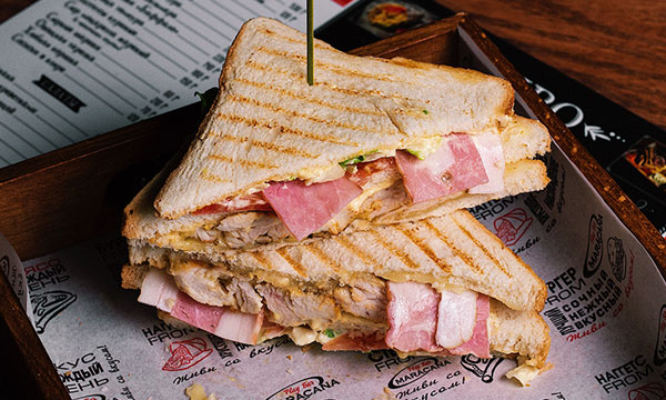 Клаб сэндвич с куриным стейком и беконом 160 гр