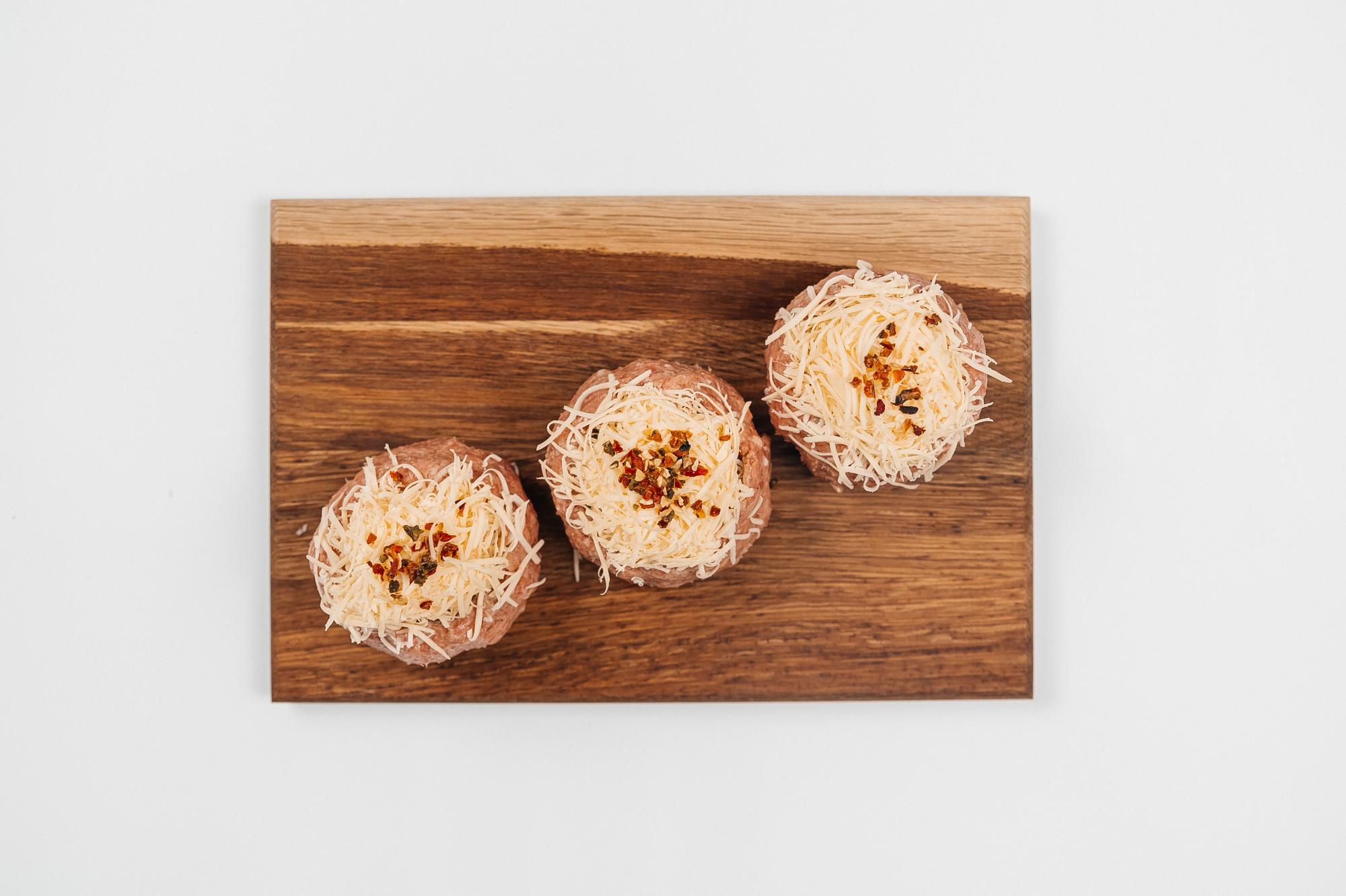 Ватрушка мясная с грибным жюльеном