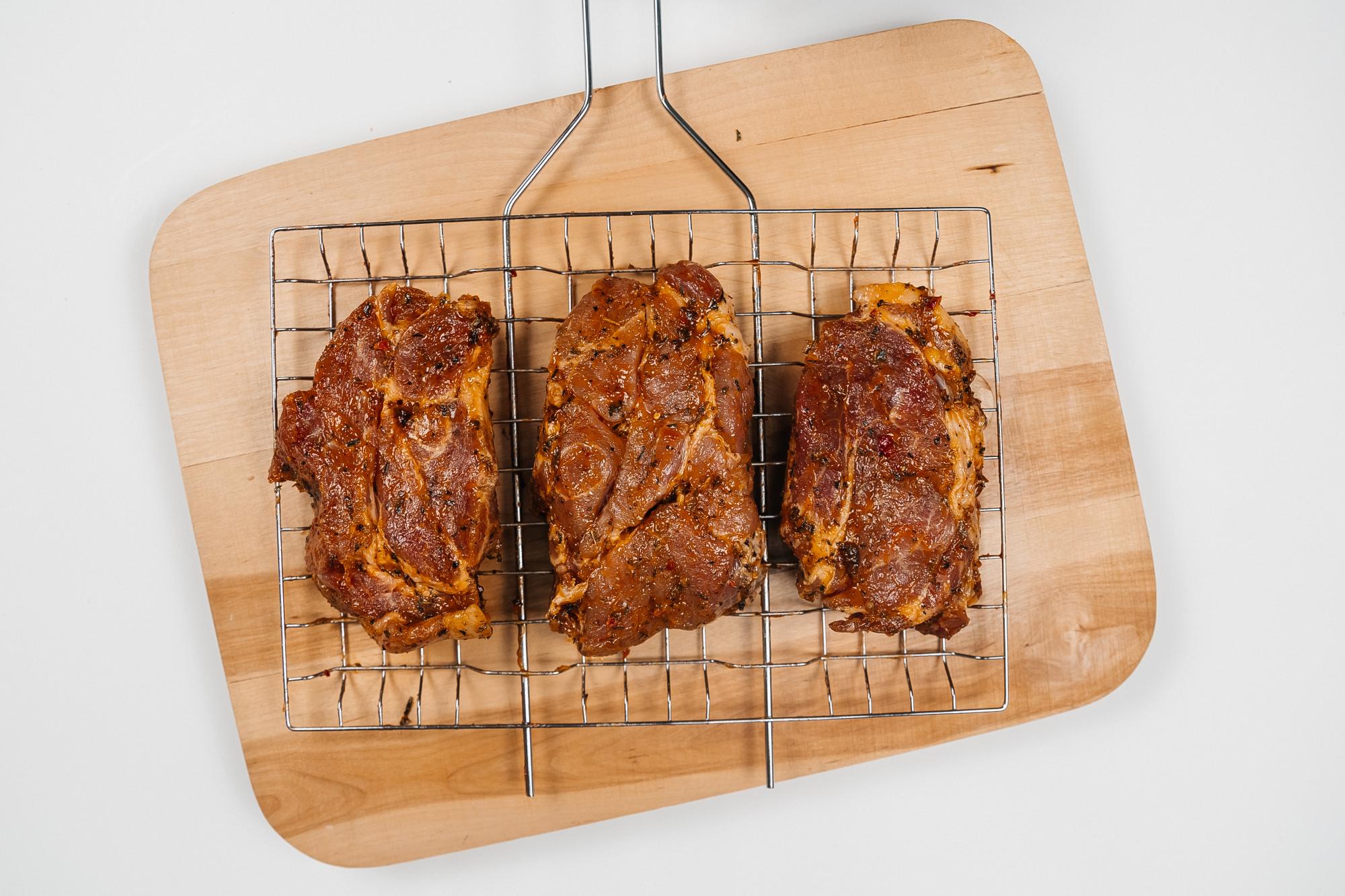 Стейк из свиной шеи в маринаде Итальянские травы