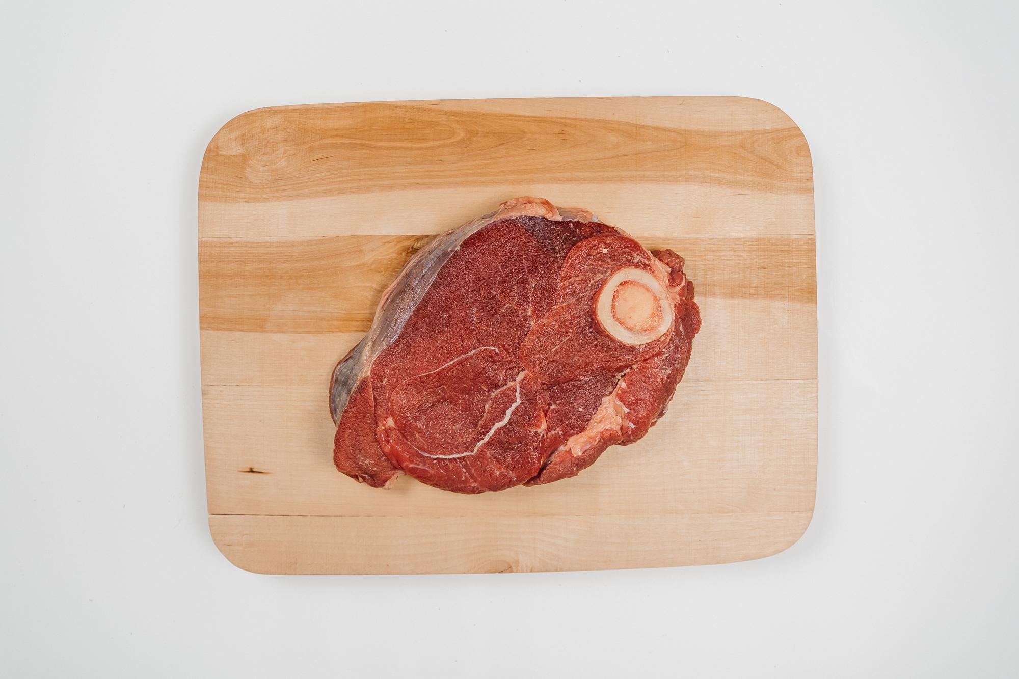 Окорок говяжий на кости