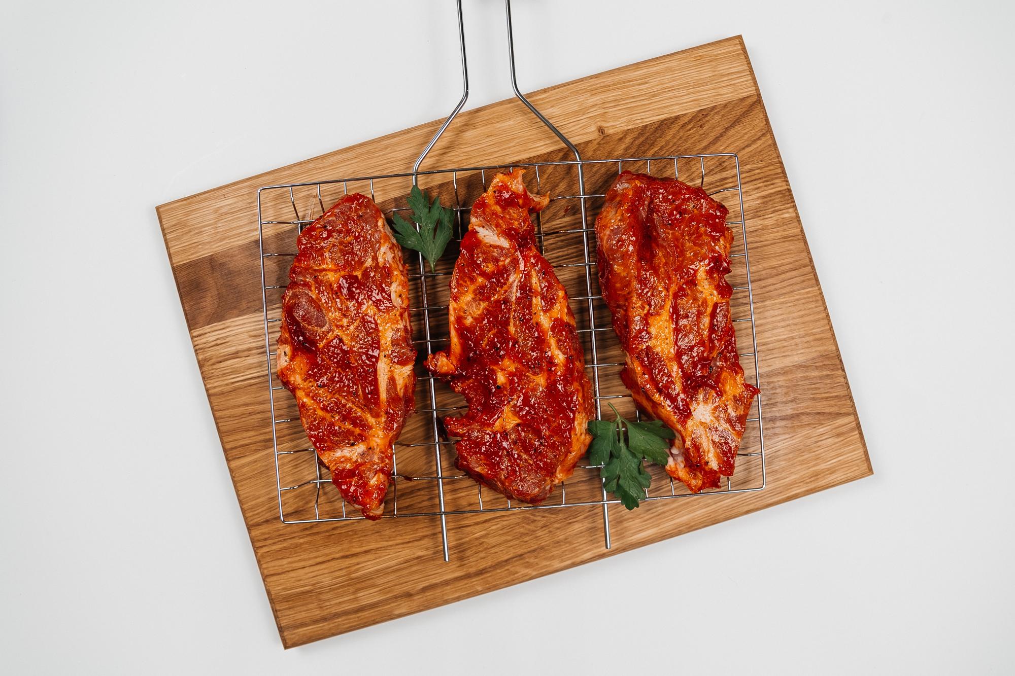 Стейк из свиной шеи в маринаде "Пять перцев"