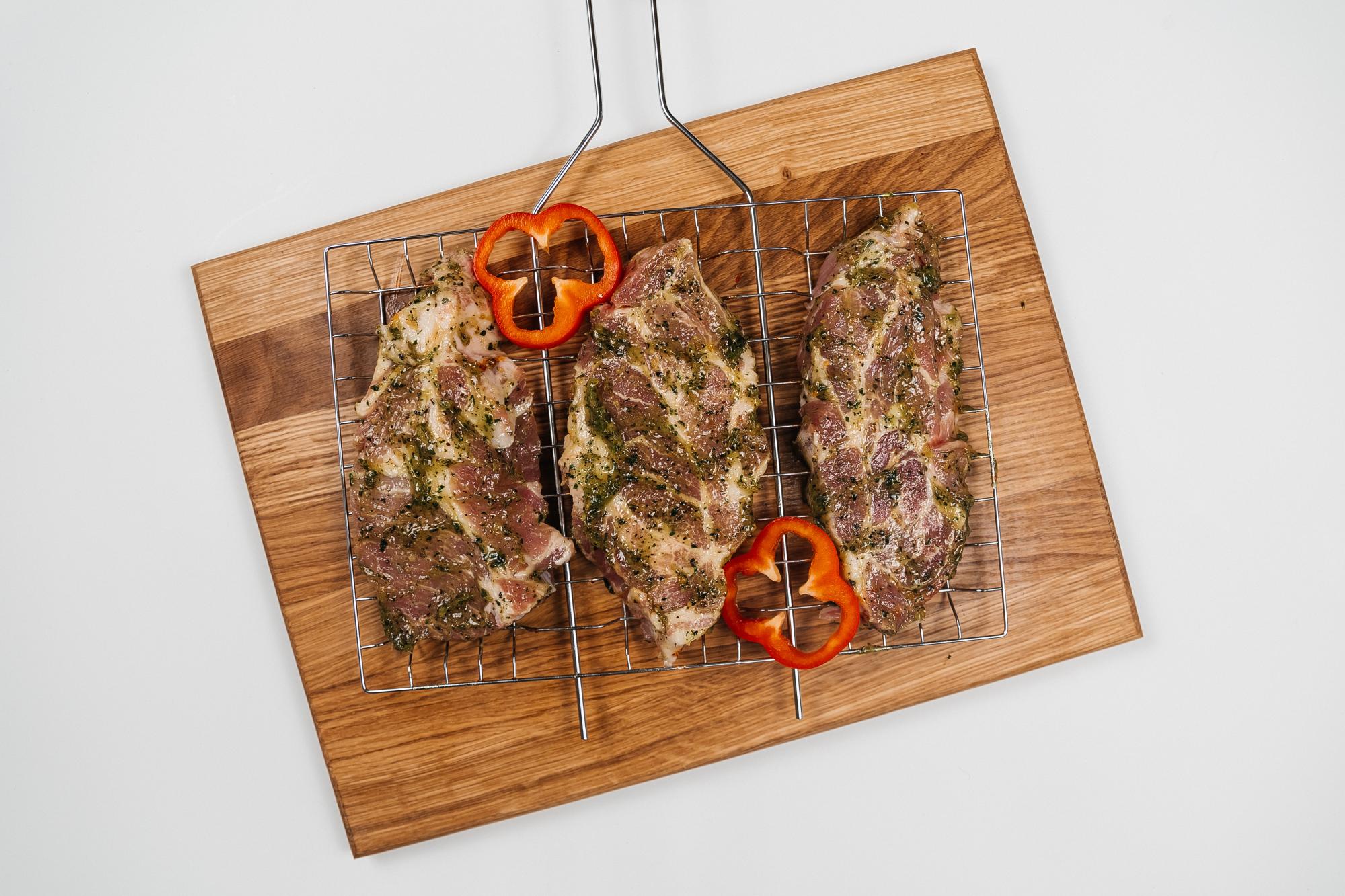 Стейк из свиной шеи в маринаде "Чесночный с травами"