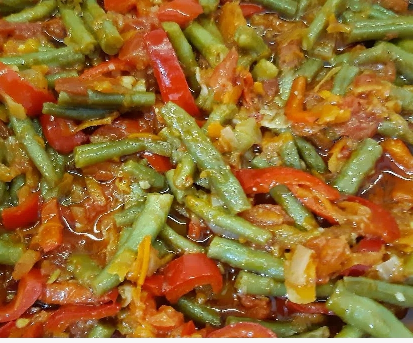 Фасоль с овощами жаренная