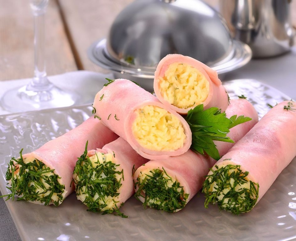 Рулетики из ветчины с сыром и чесноком